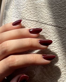 Tamnocrvene manikure
