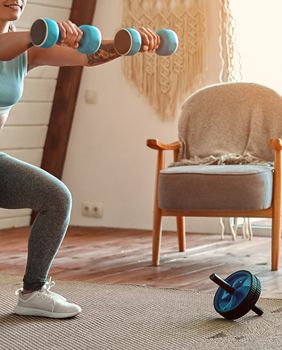 Žena vježba čučnjeve