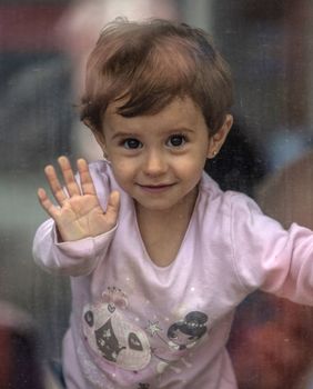 Djevojčica izbjeglica u vlaku na mađarskoj željezničkoj stanici