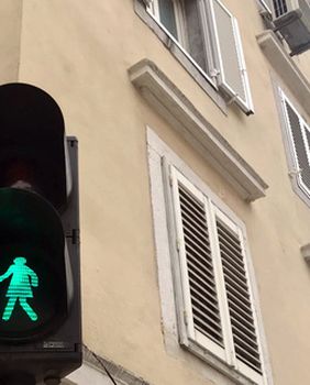 U Rijeci je zasvijetlio prvi semafor sa ženskom siluetom