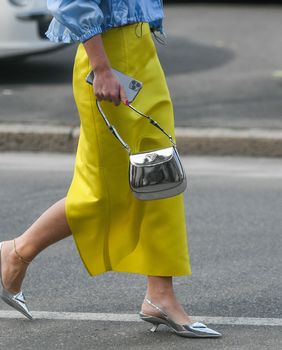 U nadolazećim mjesecima nosit će se midi suknje i slingback cipele