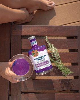 Ljubičasti džin sa šljokicama koji nastaje u Slavoniji