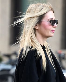 Zgodna dama sa zagrebačke špice nosi torbu modne kuće Prada