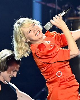 Tajči u novoj verziji kultne narančaste haljine