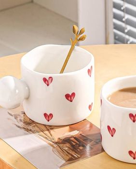 Šalica s motivima srca razveselit će vašu voljenu osobu