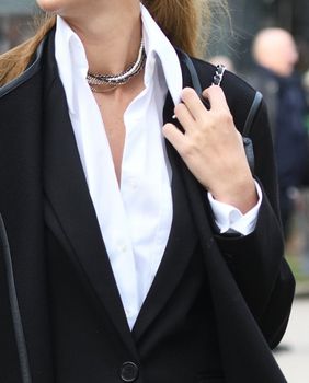 Bijela košulja kraljica je i street style kombinacija na hrvatskim ulicama