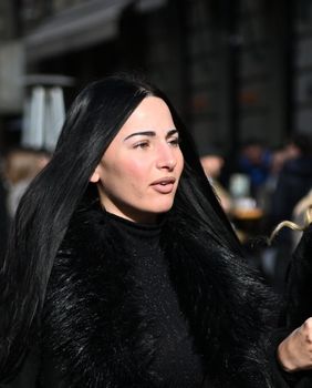 Modne blizanke u lakiranim čizmama visokih sara - 4