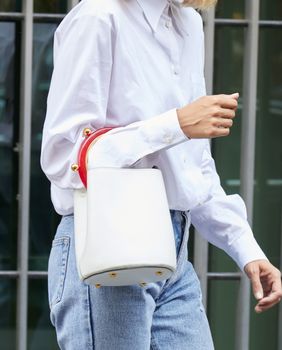 Bijela košulja je svestrani modni klasik