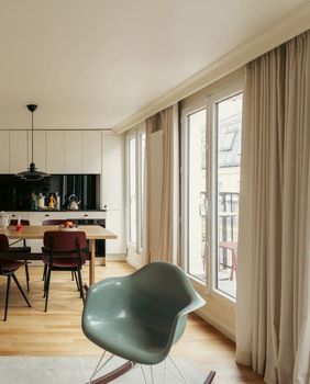 Dnevni boravak s trima balkonskim vratima prava je oaza opuštanja, a spojen je s kuhinjom i blagovaonom