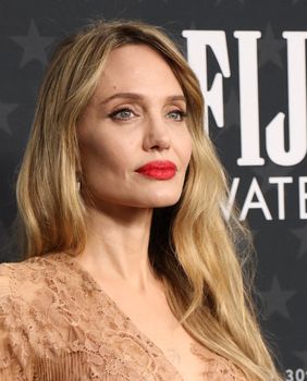 Angelina Jolie na dodjeli nagrada Critics' Choice u haljini Elie Saab