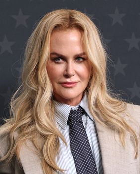 Nicole Kidman na dodjeli Critics' Choice u odijelu Yves Saint Laurent