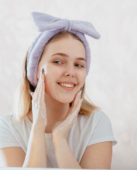 Tinejdžerica njeguje kožu