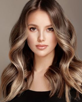 Za brinete su popularne bogate čokoladne nijanse s laganim balayage efektom