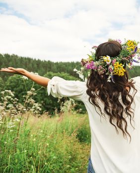 Žena uživa u proljeću