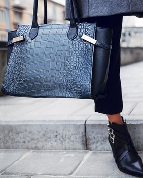 Crne hlače s porubom do gležnja popularan su izbor za poslovne kombinacije