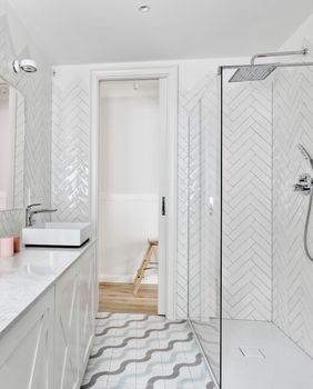 Pločice s uzorkom riblje kosti u kupaonici - 12