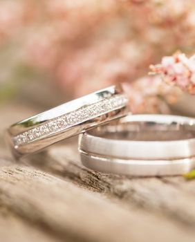 Dok su prvi mjeseci često obilježeni zaljubljenošću i prilagodbom, s godinama brak dobiva dublje značenje, stabilnost i novu vrstu bliskosti