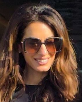 Amal Clooney u Milanu u Versace kombinaciji 2026. - 4