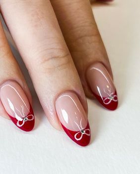 Manikure s crvenim detaljima