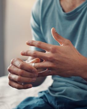 Muškarac skida prsten