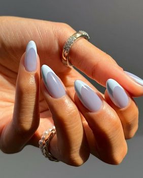 Svjetloplava francuska manikura izgleda divno