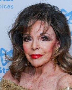 Dama Joan Collins uvijek privlači pažnju svojim modnim izborima