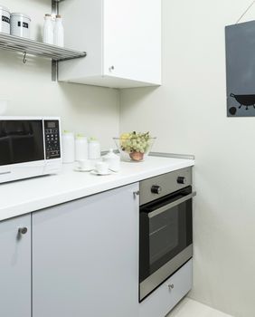 Jednostavno uređen stan s malom kuhinjom