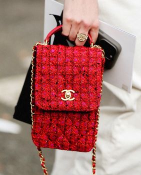 Jarka i vibrantna nijansa crvene boje jedan je od proljetnih trendova