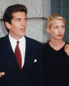 JFK Jr. i Carolyn Bessette 1996. nakon povratka s medenog mjeseca