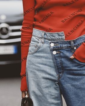 Topovi dugih rukava i traperice savršen su par