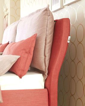 Detalji poput jastuka u koraljnoj boji