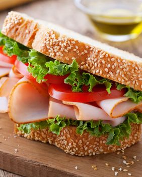 Sendvič s purećom šunkom, zelenom salatom i rajčicom