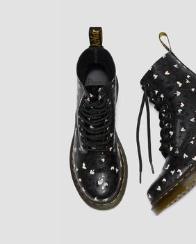 Čizme Dr. Martens ukrašene srcima - 1