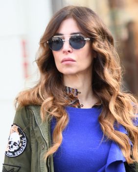 Street style brineta iz Zagreba u kratkoj haljini s volanima i čizmama iznad koljena - 2