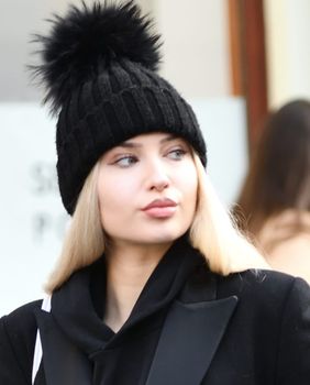 U crnoj kombinaciji žena uvijek izgleda dotjerano