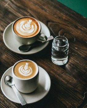 Šalica kave i čaša vode