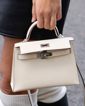 Torbe s kratkom ručkom su jedan od načina za podizanje kombinacija