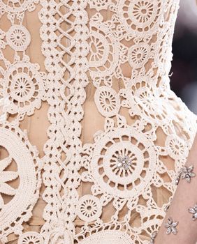 Model s revije visoke mode Jeana Paula Gaultier x Simone Rocha