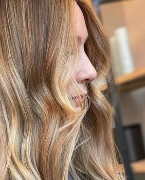 Bambi blond boja kose je veliki trend u 2024. godini