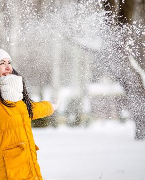 Žena uživa na snijegu