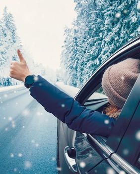 Žena u automobilu na snijegu