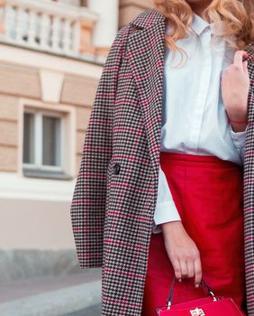 Bijela košulja modni je klasik omiljen u ženskim garderobama