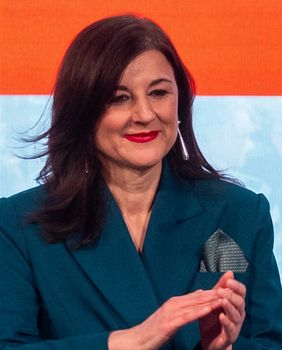 Sanja Musić Milanović u plavom odijelu nakon pobjede