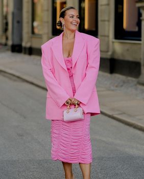 Ružičasti komadi u street style izdanjima s Tjedana mode - 1