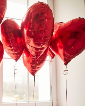 Crveni baloni u obliku srca