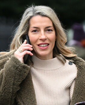 Zagrebačko izdanje u minici i čipkastim hulahopkama