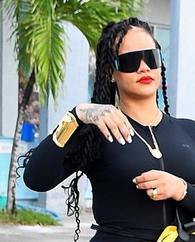 Rihanna u pripijenom crnom kompletu