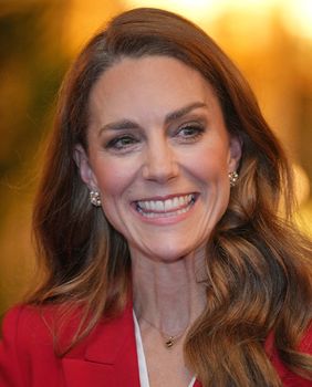 Catherine Middleton u crvenom odijelu na primanju za prijem za englesku žensku ragbijašku reprezentaciju - 5