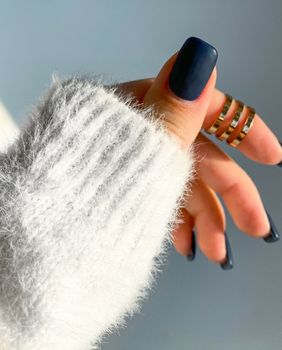 tamnoplava boja laka za nokte je suptilan odmak od klasike