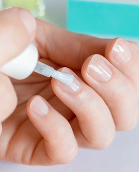 Pomoć u obnavljanju noktiju mogu biti lakovi za jačanje